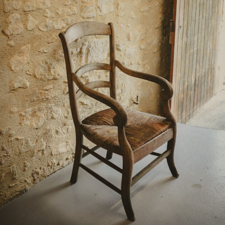 le chai du Domaine de Bazin est prêt à vous accueillir dans un esprit d'autrefois.