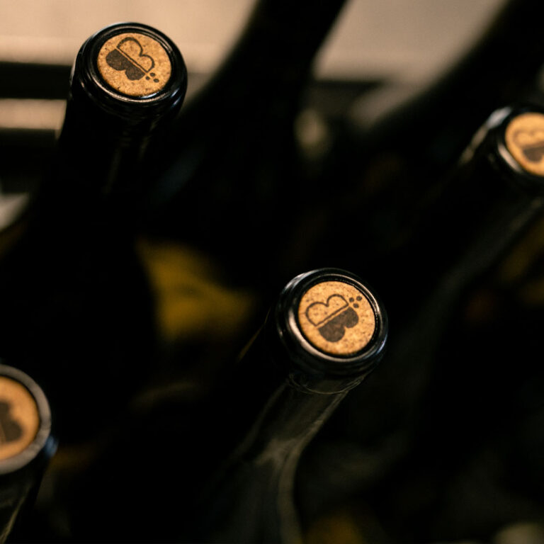 Embouteillage au Domaine de Bazin, les bouchons en liège siglés