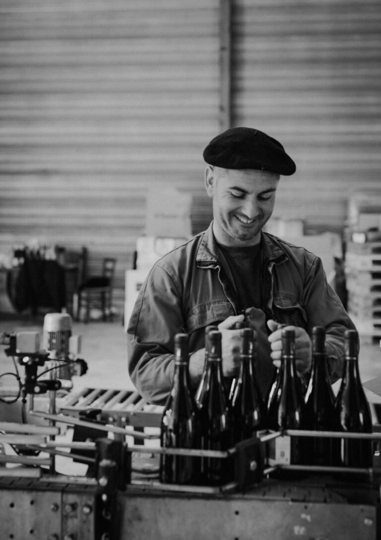 Photo noir et blanc pour la mise en bouteille du domaine de Bazin -cuvée "Les collines Ardentes"