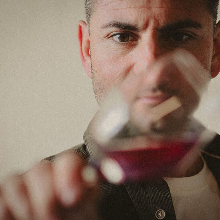 Verre de vin rouge du domaine de Bazin, analysé par Maxime Lévêque.
