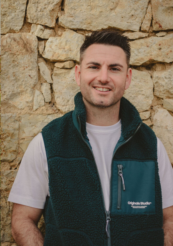 Maxime Lévêque devant le chai du domaine de Bazin à Mansencôme
