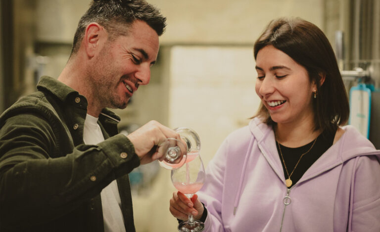 Dégustation de verres de vins rosés du Domaine de Bazin par les vignerons.