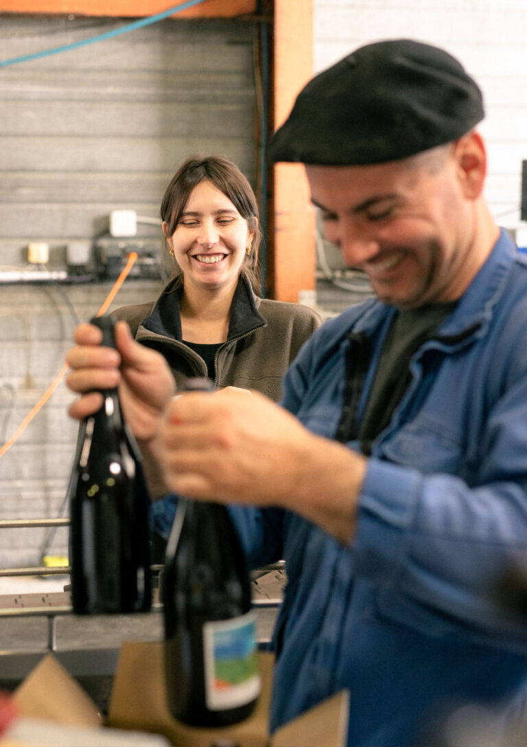 Mise en cartons des bouteilles de vin rouge "Collines ardentes" Côtes de Gascogne du Domaine de Bazin dans le Gers