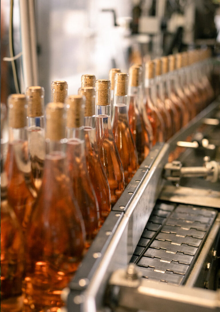 Étiquetage de la cuvée rosée "Trois belles d'été" du Domaine de Bazin.